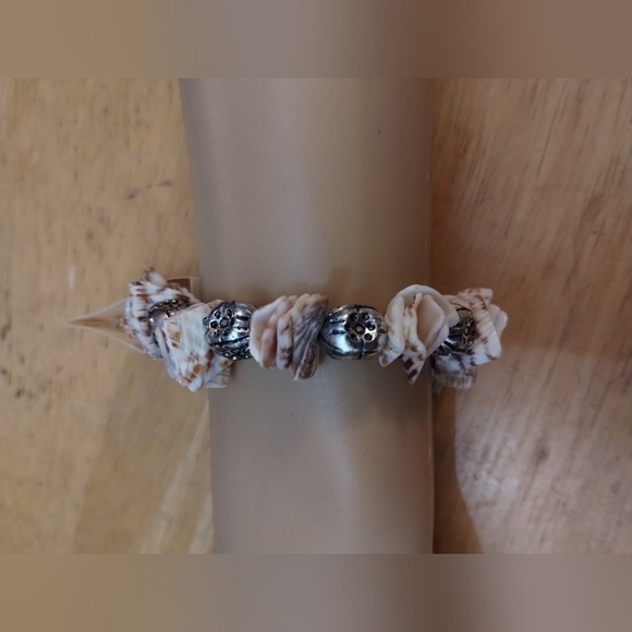 Nwt women's shell bracelet and earrings set - Picture 3 of 3